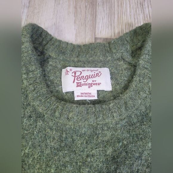 VINTAGE 50% WOOL MEDIUM WEIGHT  penguin green sweater - Picture 3 of 9